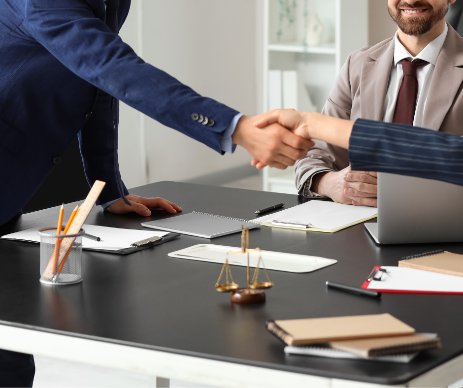 Geschäftlicher Handschlag zwischen zwei Personen im Büro