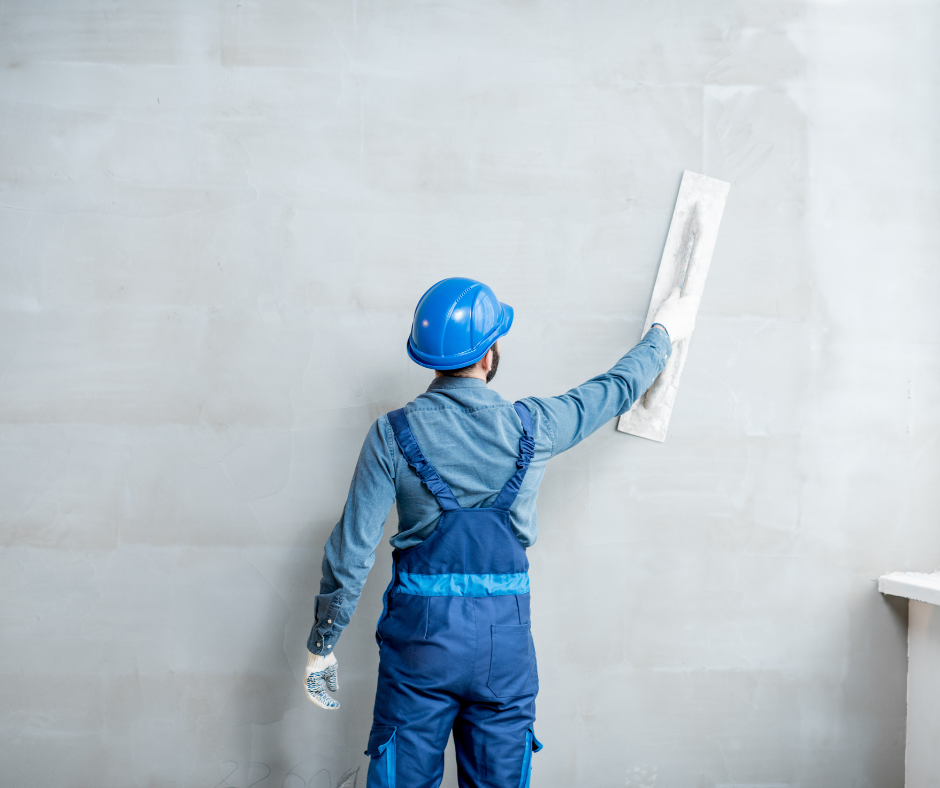 Gipser bei der Verarbeitung von Putz an einer Wand